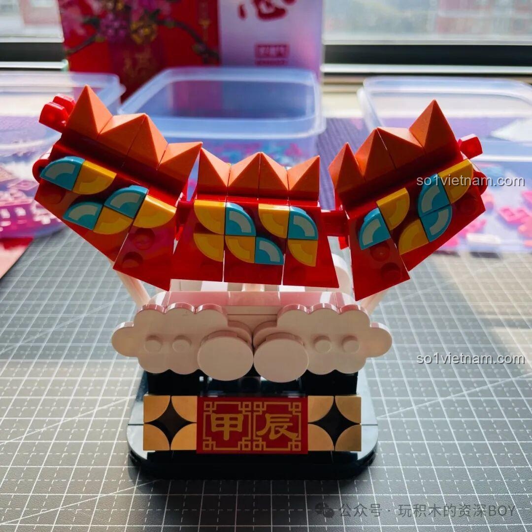 Phần thân của mô hình Rồng Gobricks G2401 đang dần hoàn thiện với nhiều đoạn được ghép nối.