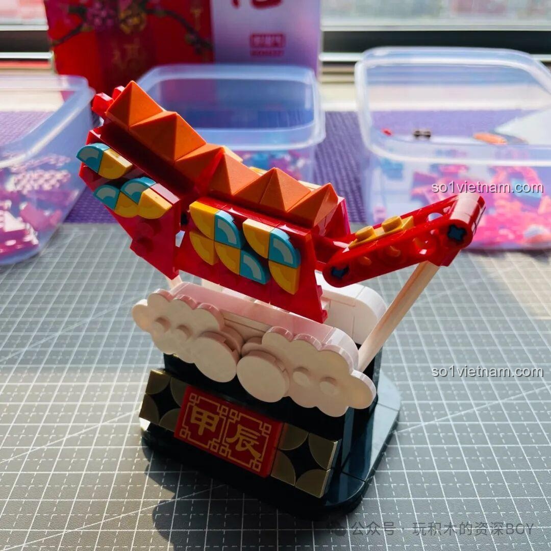 Một đoạn thân của mô hình Rồng Gobricks G2401 đã được gắn vào phần đế.