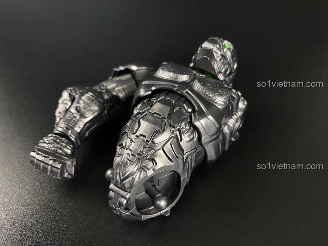 Phần thân trên của mô hình Optimus Primal dạng thú sau khi lắp ráp, với các chi tiết giáp ngực và vai.