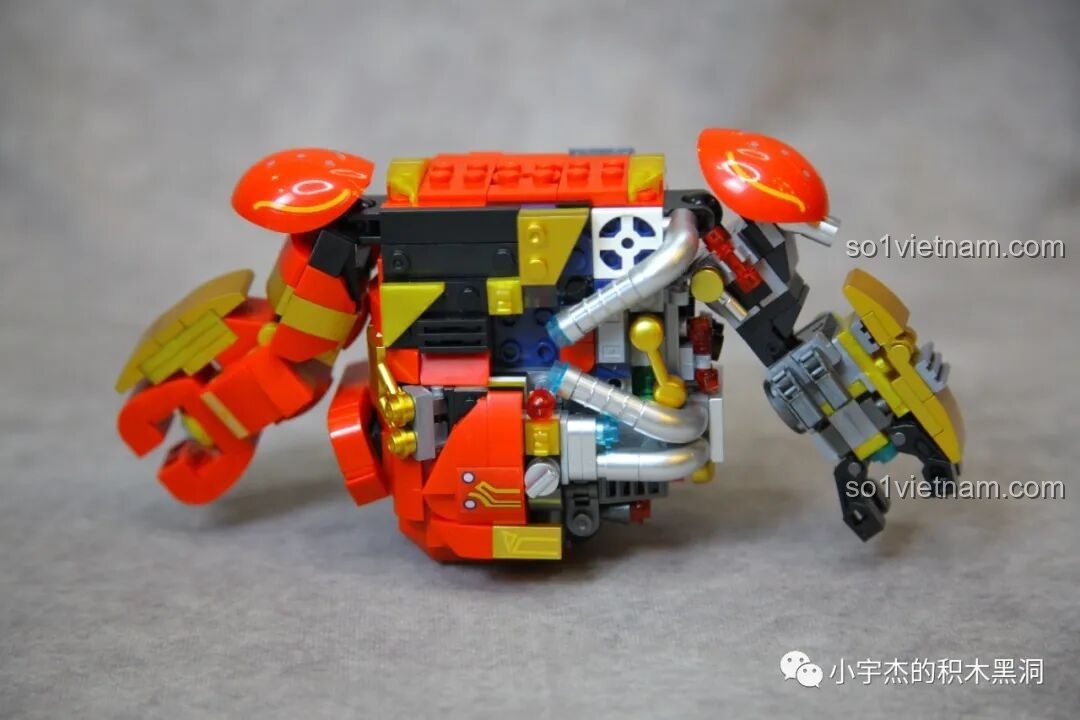 Phần thân trên của robot ZHEGAO GZ8008 đã hoàn chỉnh sau khi lắp tay.