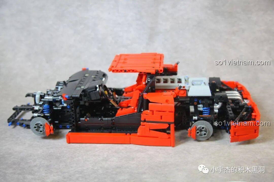 Mô hình CBOX X001 Ferrari F40 ở giai đoạn giữa lắp ráp, phần thân xe bên hông và mui xe đang dần được hình thành.