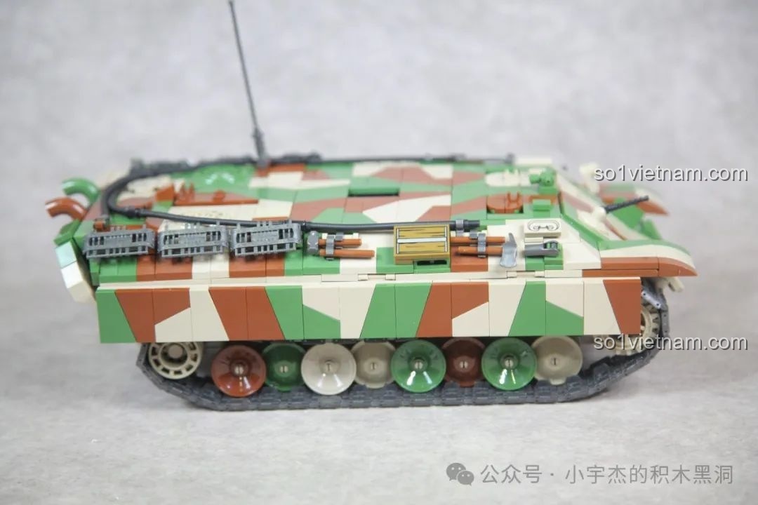 Góc nhìn bên phải của thân xe tăng Panther G 100252 sau khi đã hoàn thiện tất cả các chi tiết.