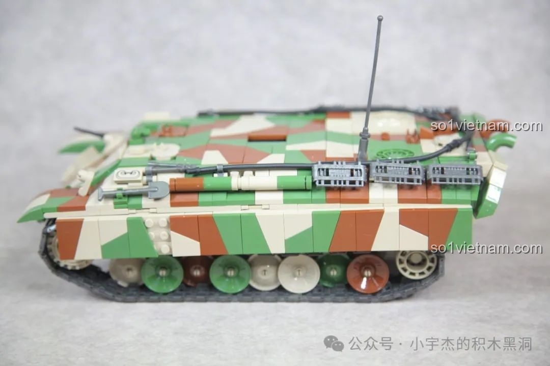 Góc nhìn bên trái của thân xe tăng Panther G 100252, thể hiện đầy đủ các chi tiết và lớp ngụy trang.