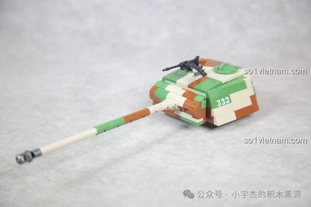 Góc nhìn chéo từ phía sau của thân xe tăng Panther G 100252, khoe trọn vẻ đẹp của mô hình.