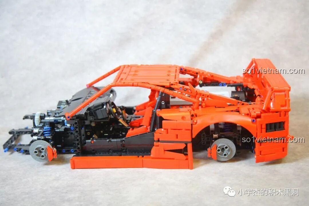 Mô hình CBOX X001 Ferrari F40 với phần thân và đuôi xe đã hoàn chỉnh, chỉ còn thiếu phần đầu xe và cửa.