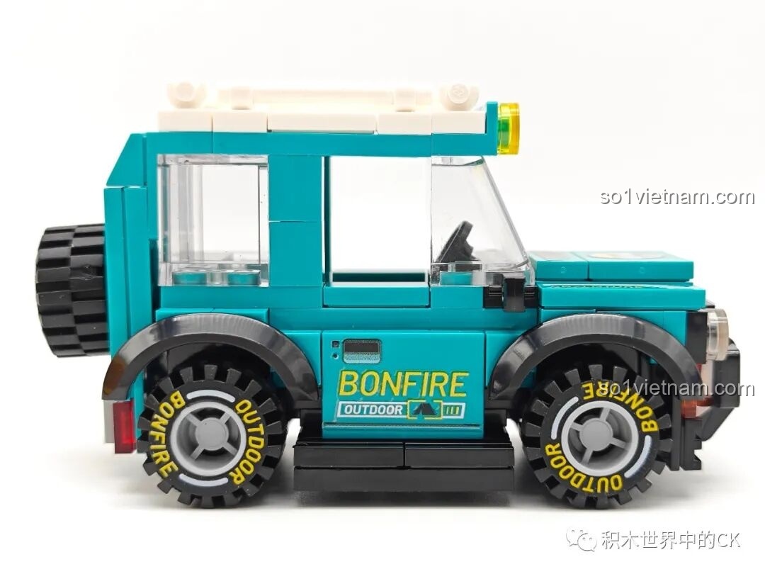 Thân xe của mô hình lắp ráp Sembo 714509 với các chi tiết cửa sổ trong suốt và nóc xe màu trắng.