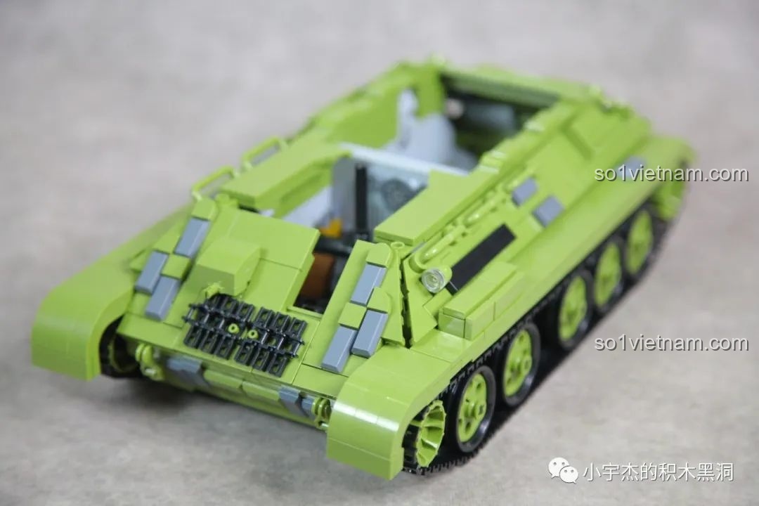 Góc nhìn từ phía sau của mô hình xe tăng T-34 Panlos 632012 trong quá trình lắp ráp.