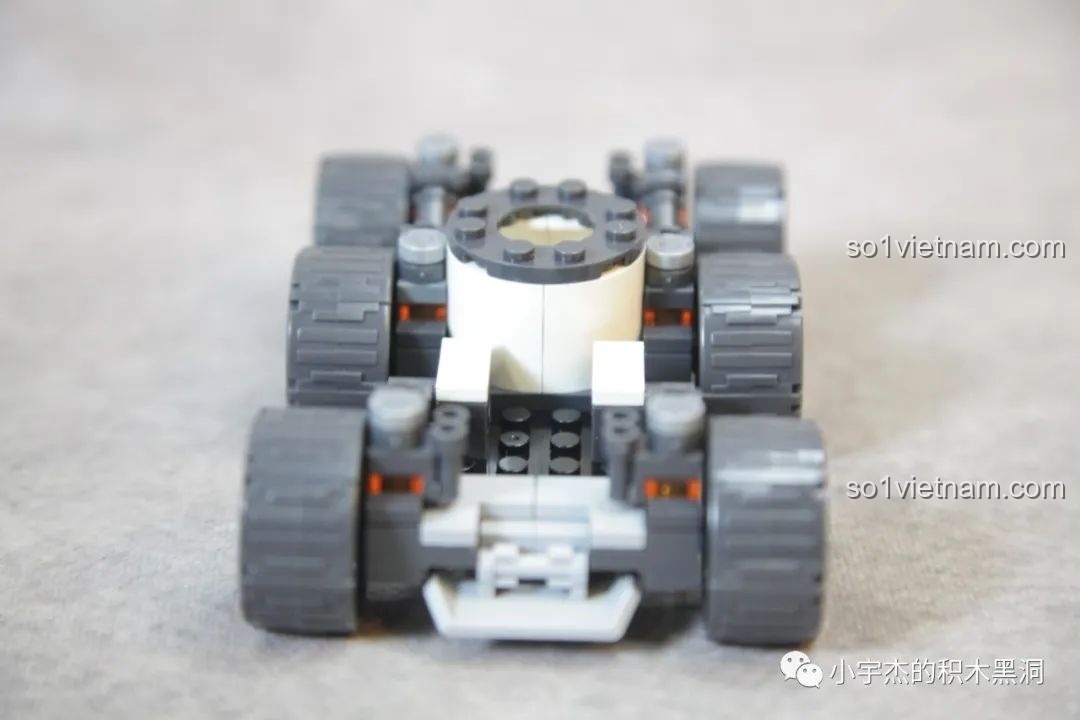 Thân xe và khung gầm của Xe Di Động Căn Cứ Mặt Trăng SEMBO 107106 được lắp ráp riêng biệt.