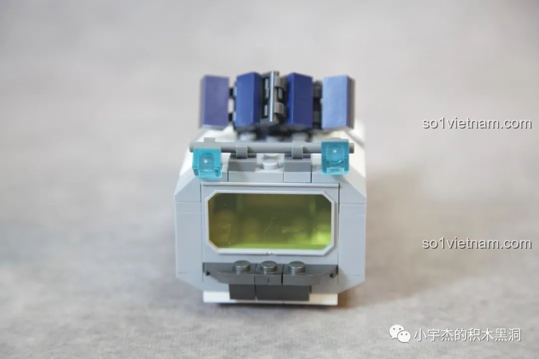 Thân xe và khung gầm của Xe Vận Tải Mặt Trăng SEMBO 107107 được lắp ráp riêng biệt.