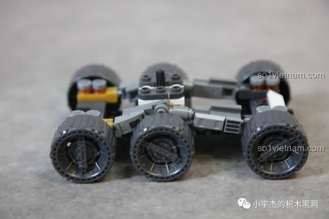 Thân xe của Xe Vận Tải Mặt Trăng SEMBO 107107, với các tấm pin năng lượng mặt trời có thể điều chỉnh.