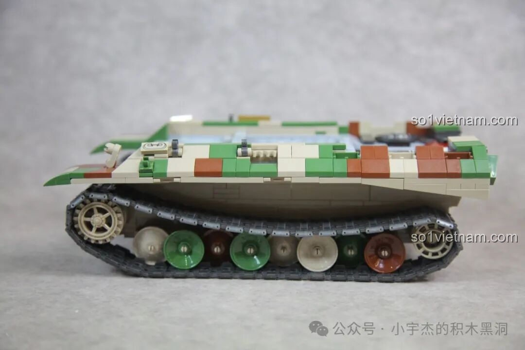 Góc nhìn bên hông của xe tăng Panther G 100252 sau khi đã gắn lớp giáp ngụy trang 3 màu.