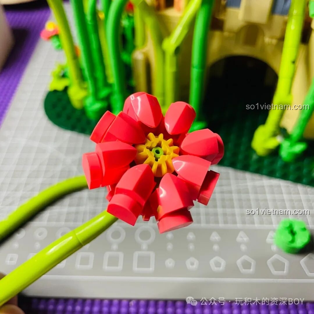 Các thân cây xanh cao vút được lắp đặt phía sau Lâu Đài Hoa Rừng Femibox S2238, tạo hiệu ứng rừng cây.