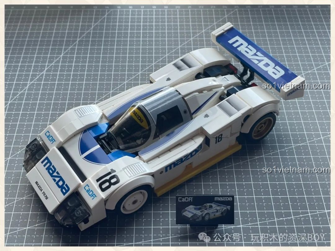 Mô hình CaDA C55029 Mazda 787B đã hoàn thiện, nhìn từ góc nghiêng, đẹp mê ly và chân thực.