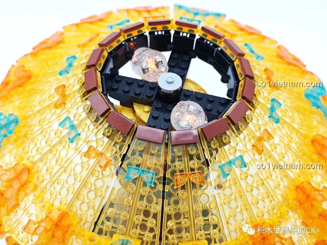 Thành phẩm bộ lắp ghép Đèn Bàn Cổ Điển ZHEGAO 00398 khi bật đèn, ánh sáng vàng ấm áp lan tỏa qua các mảnh ghép trong suốt, tạo hiệu ứng lung linh.