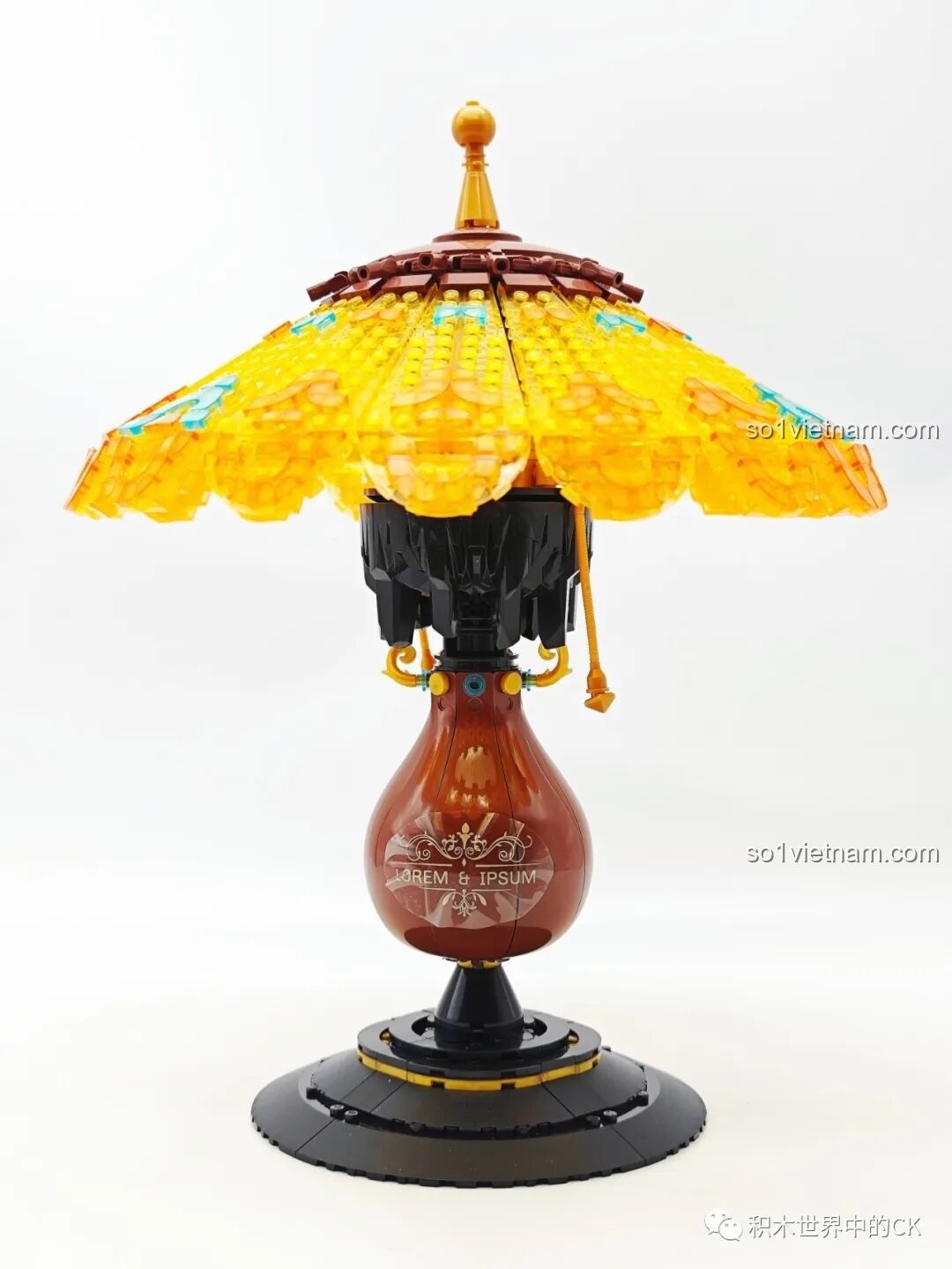 Thành phẩm bộ lắp ghép Đèn Bàn Cổ Điển ZHEGAO 00398 sau khi lắp xong, chưa bật đèn, thể hiện vẻ đẹp cổ điển và sang trọng của mô hình.