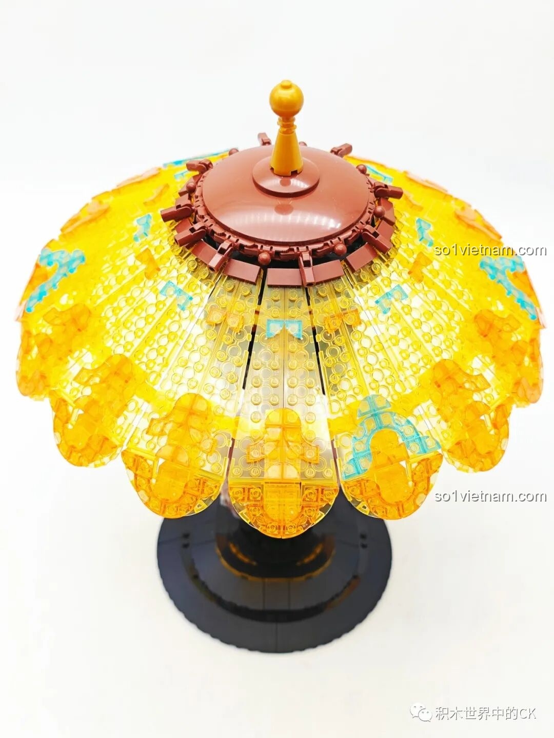 Hình ảnh bộ Đèn Bàn Cổ Điển ZHEGAO 00398 nhìn từ trên xuống, chao đèn như một bông hoa đang nở rộ với các họa tiết tinh xảo.