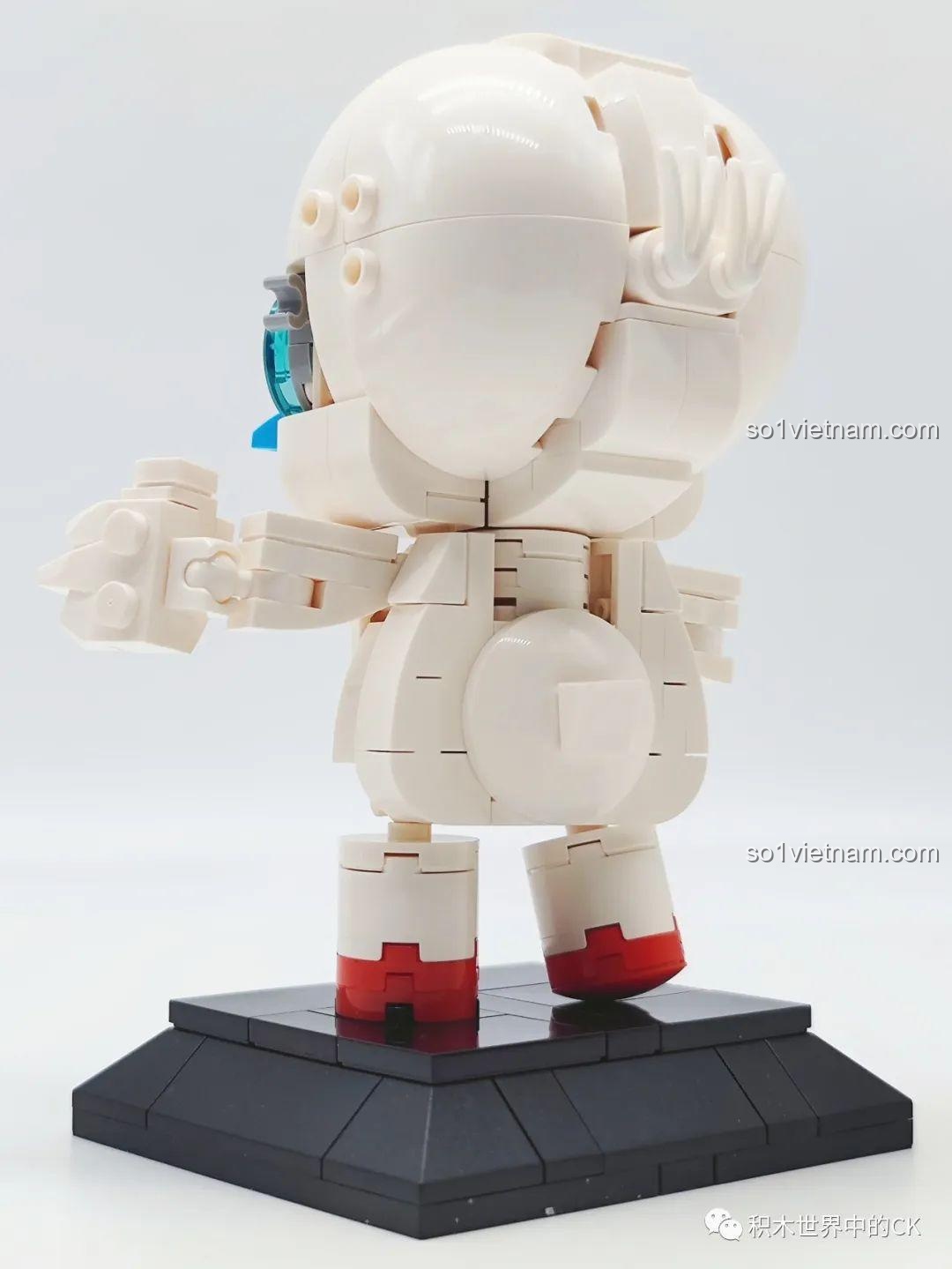 Nhận xét Gobricks 998 Chú ngỗng đầu sư tử Teng từ góc chéo phía sau, mô hình vẫn giữ được sự cân đối và chắc chắn.