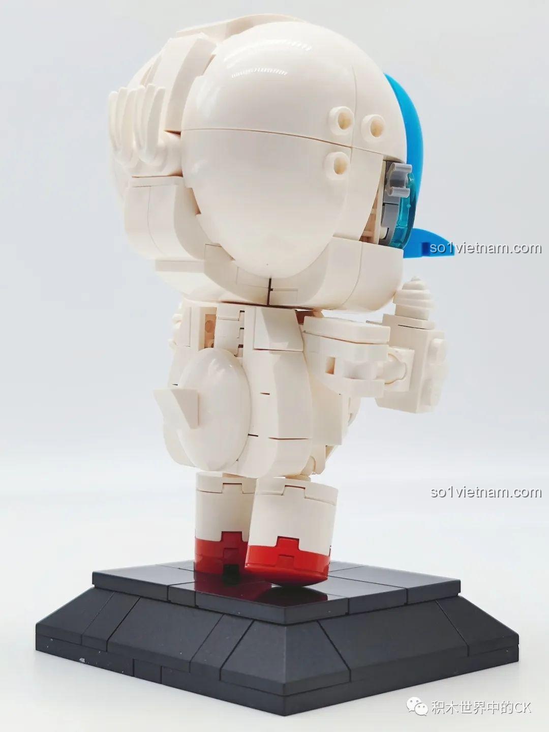 Bộ xếp hình Linh vật Teng cho con gái từ 6 tuổi, nhìn từ góc nghiêng bên phải, mô hình rất vững chãi trên đế.