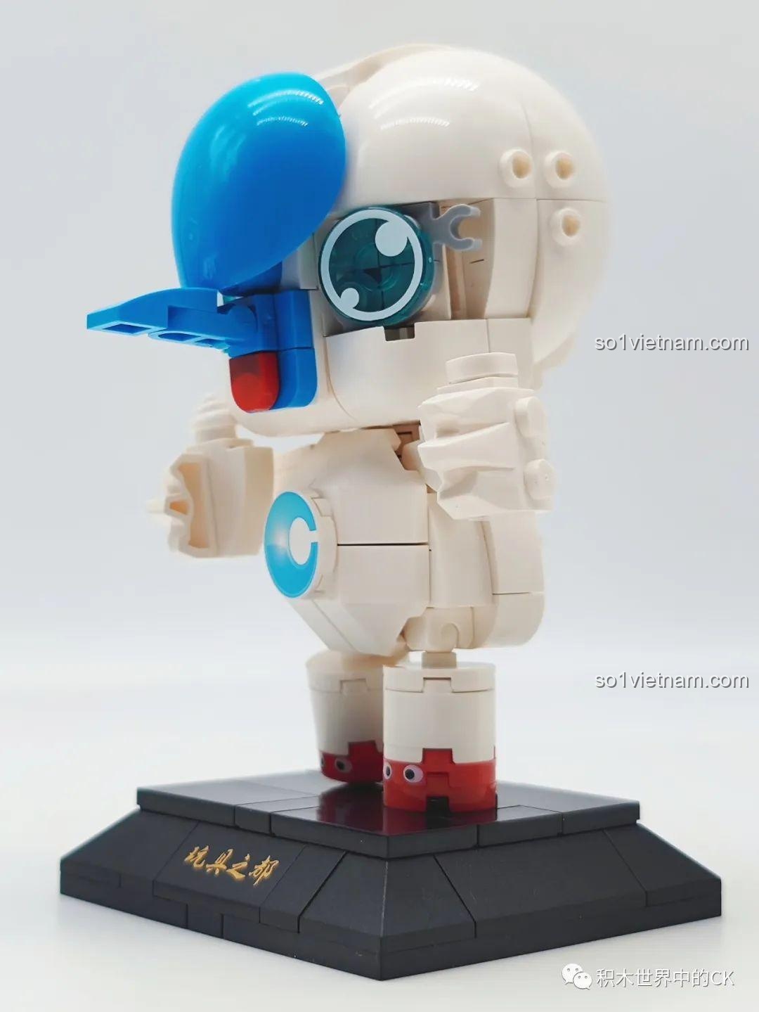 Trải nghiệm Gobricks GDS998 Linh vật Trừng Hải Teng từ góc nghiêng bên trái, khoe được chi tiết bên hông đầu.