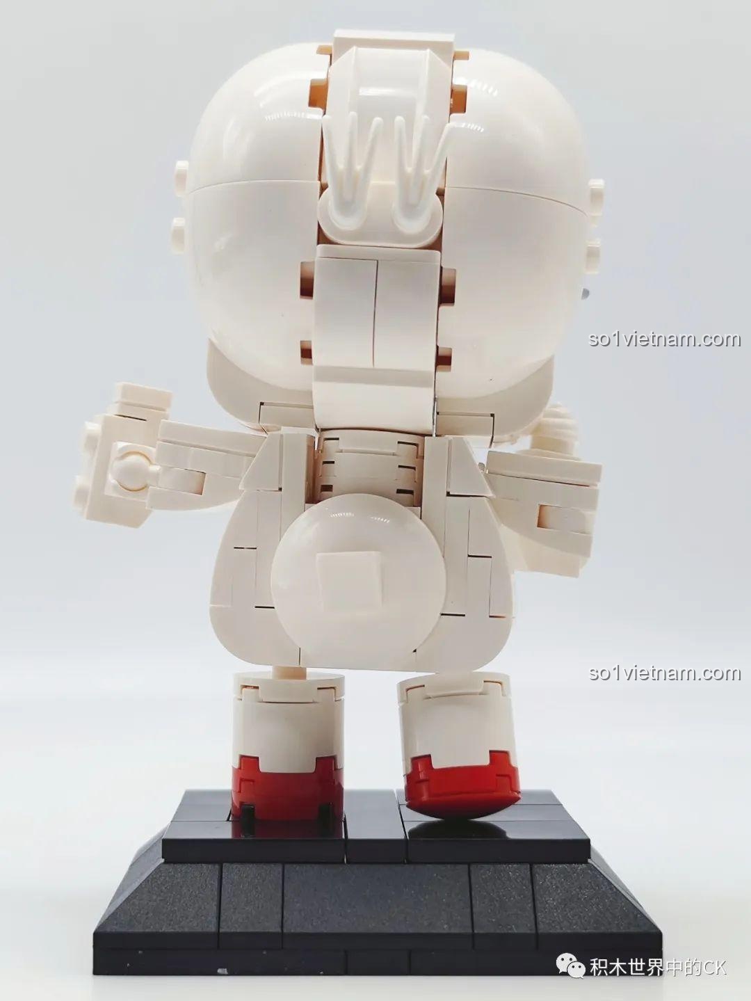 Mô hình linh vật lắp ráp Gobricks nhìn từ phía sau, cho thấy chi tiết phần lưng và đuôi nhỏ xinh xắn.