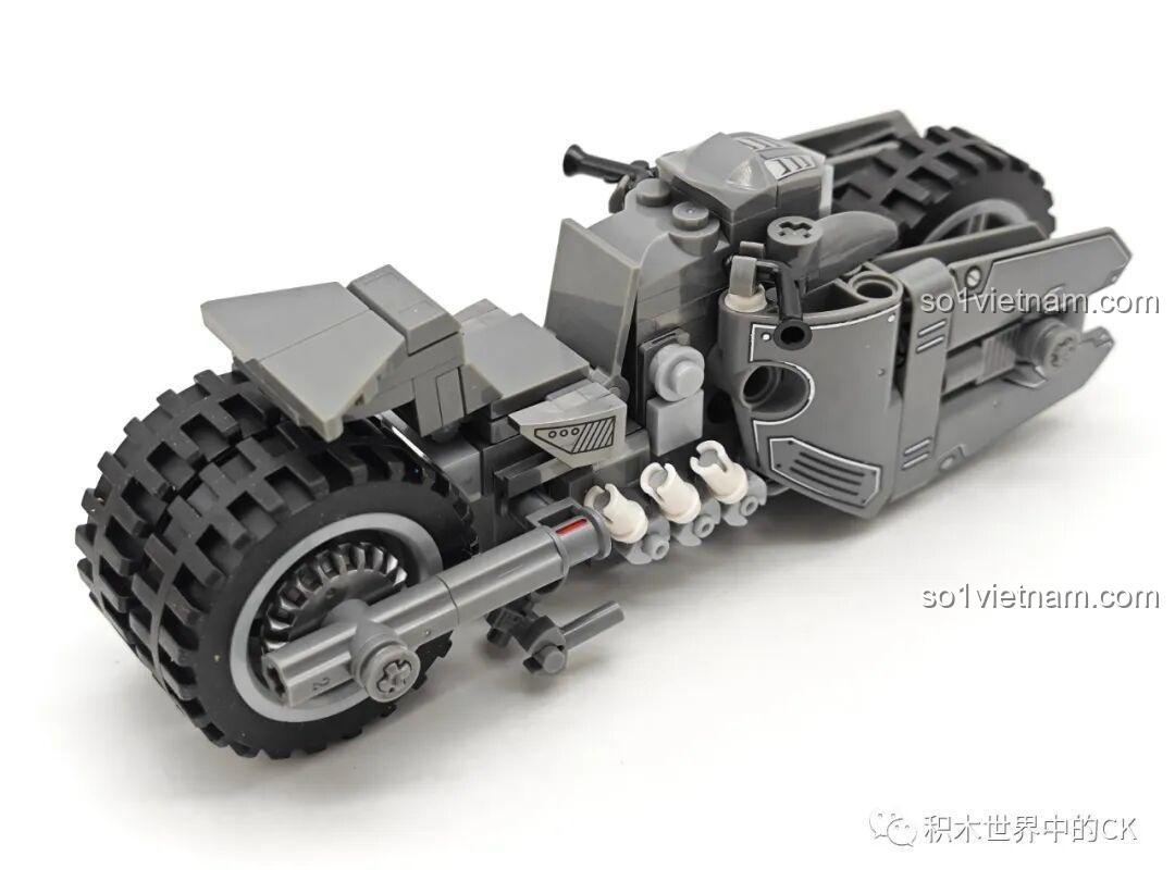 Hình ảnh thành phẩm bộ lắp ráp JIESTAR 58051 Xe mô tô của Batman nhìn từ góc chéo phía sau, tổng thể cân đối.