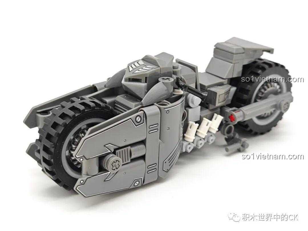 Hình ảnh thành phẩm bộ lắp ráp JIESTAR 58051 Xe mô tô của Batman nhìn từ góc chéo phía trước, khoe trọn thiết kế hầm hố.