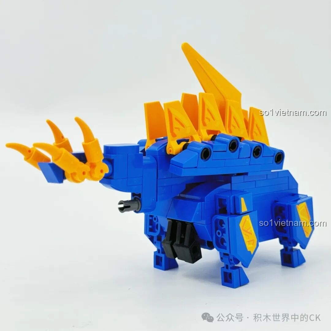 Mô hình hoàn chỉnh của Keeppley 82002 Kiếm Trâm Long (Khủng long Gai Xanh Dương) ở góc nghiêng, làm nổi bật thiết kế đuôi kiếm và các chi tiết giáp của robot khủng long.