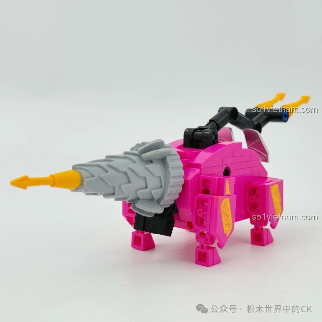 Mô hình hoàn chỉnh của Keeppley 82003 Zuanjiao Long (Khủng long Sừng Khoan Hồng) ở góc nghiêng, làm nổi bật thiết kế vũ khí và các chi tiết giáp của robot khủng long.