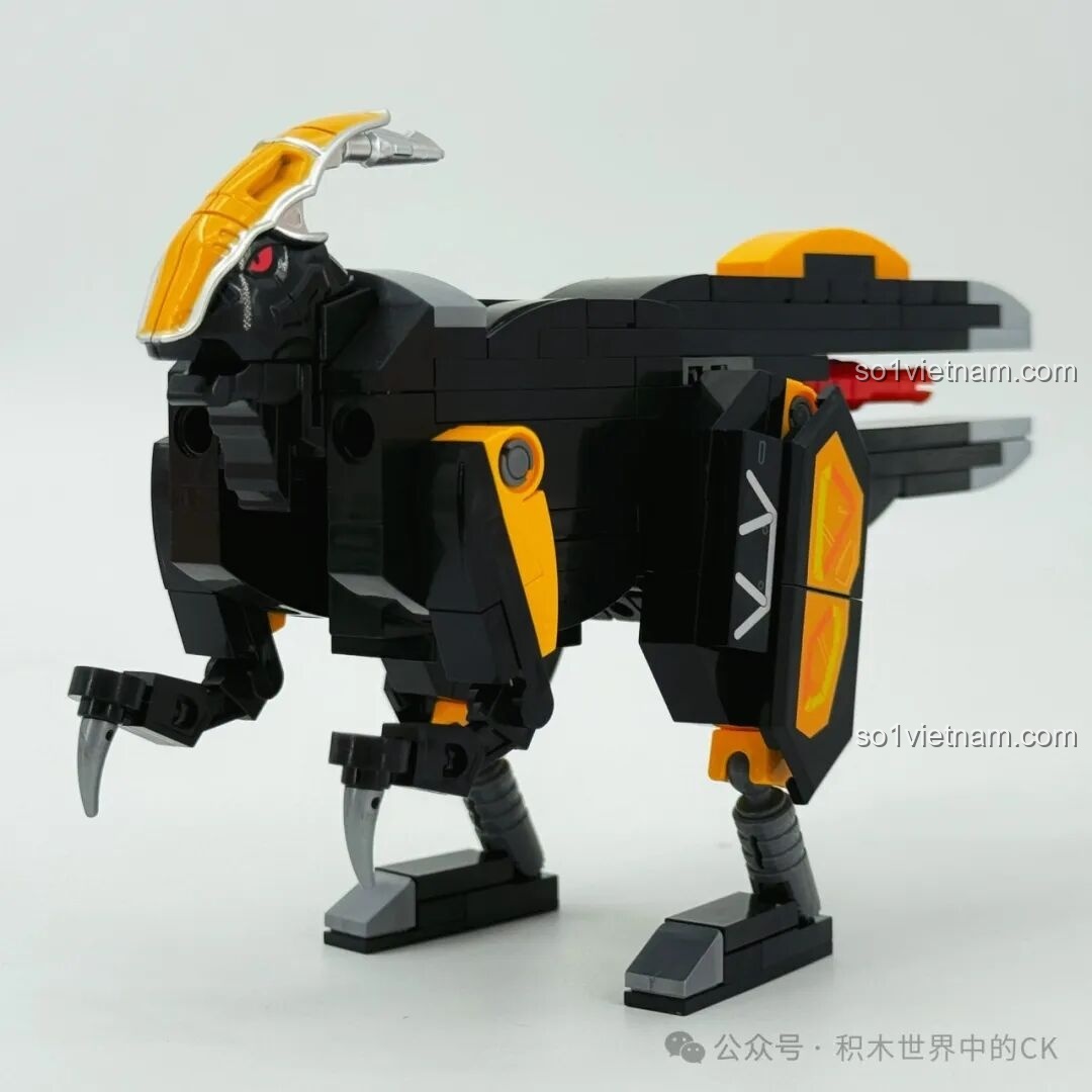 Mô hình hoàn chỉnh của Keeppley 82004 Fuqiang Long (Khủng long Pháo Đuôi Đen) ở tư thế đứng, thể hiện vẻ bí ẩn và khả năng tấn công từ xa của robot khủng long.