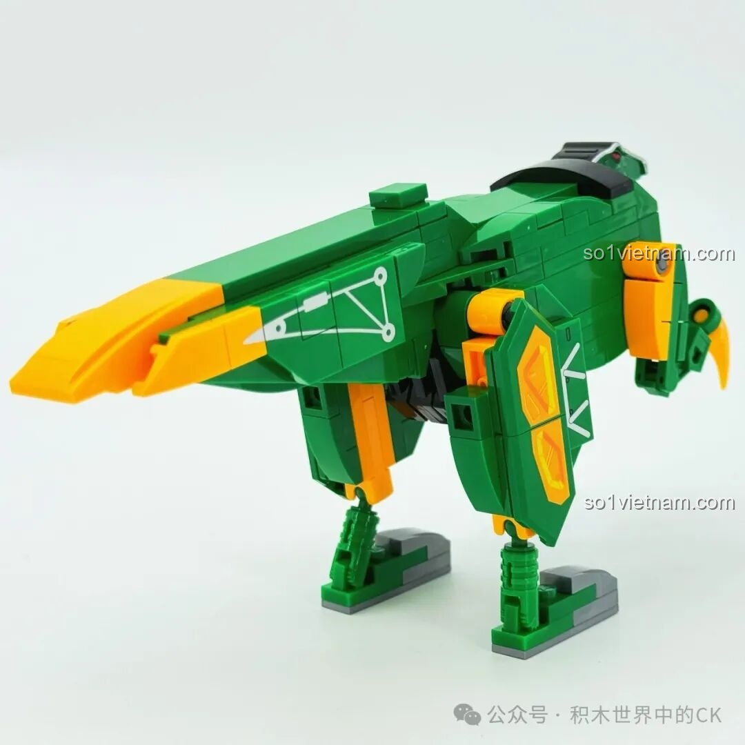 Mô hình hoàn chỉnh của Keeppley 82005 Xunzhao Long (Khủng long Móng Vuốt Xanh Lá) ở góc nghiêng, làm nổi bật thiết kế khí động học và các chi tiết vũ khí của robot khủng long.