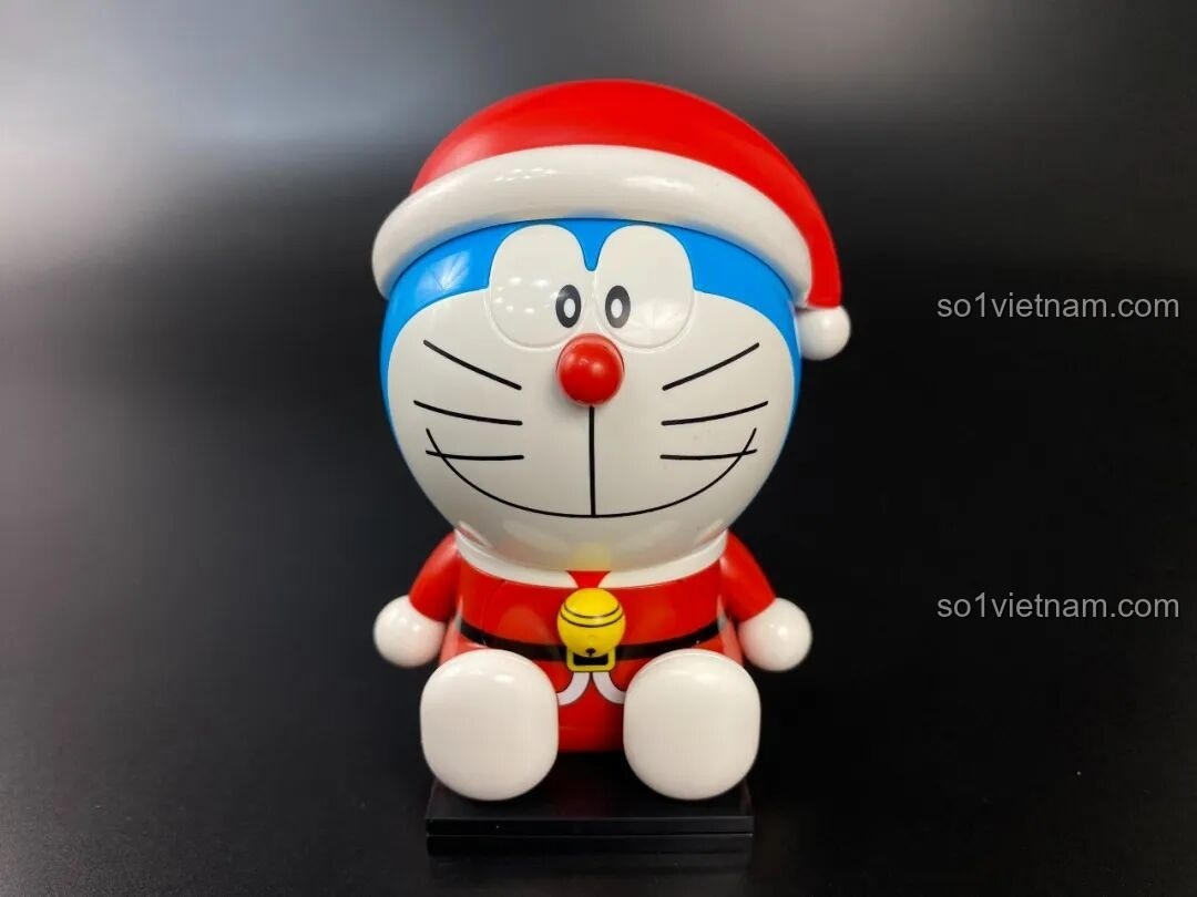 Mô hình Keeppley Doraemon KUPPY Giáng Sinh nhìn từ phía trước, rất đáng yêu.