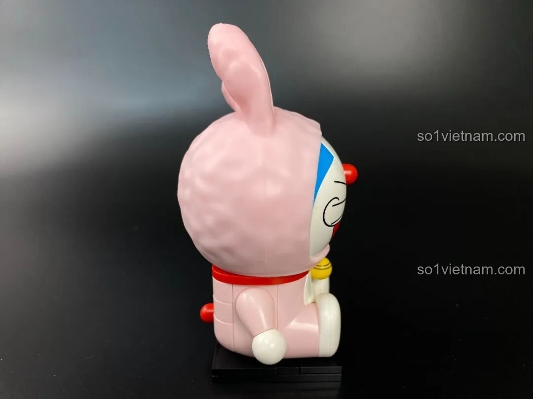 Mô hình Keeppley Doraemon KUPPY Thỏ Hồng nhìn từ bên hông trái.