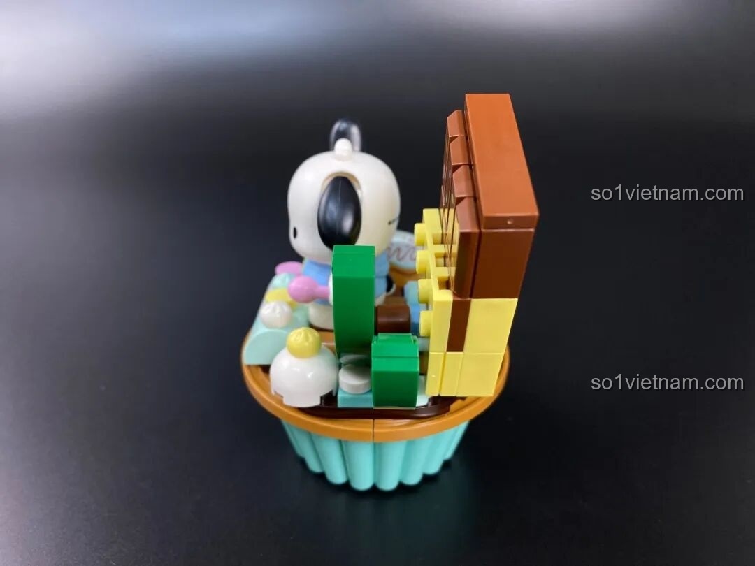 Mô hình Keeppley Pochacco cupcake nhìn từ bên hông, cho thấy các lớp trang trí.