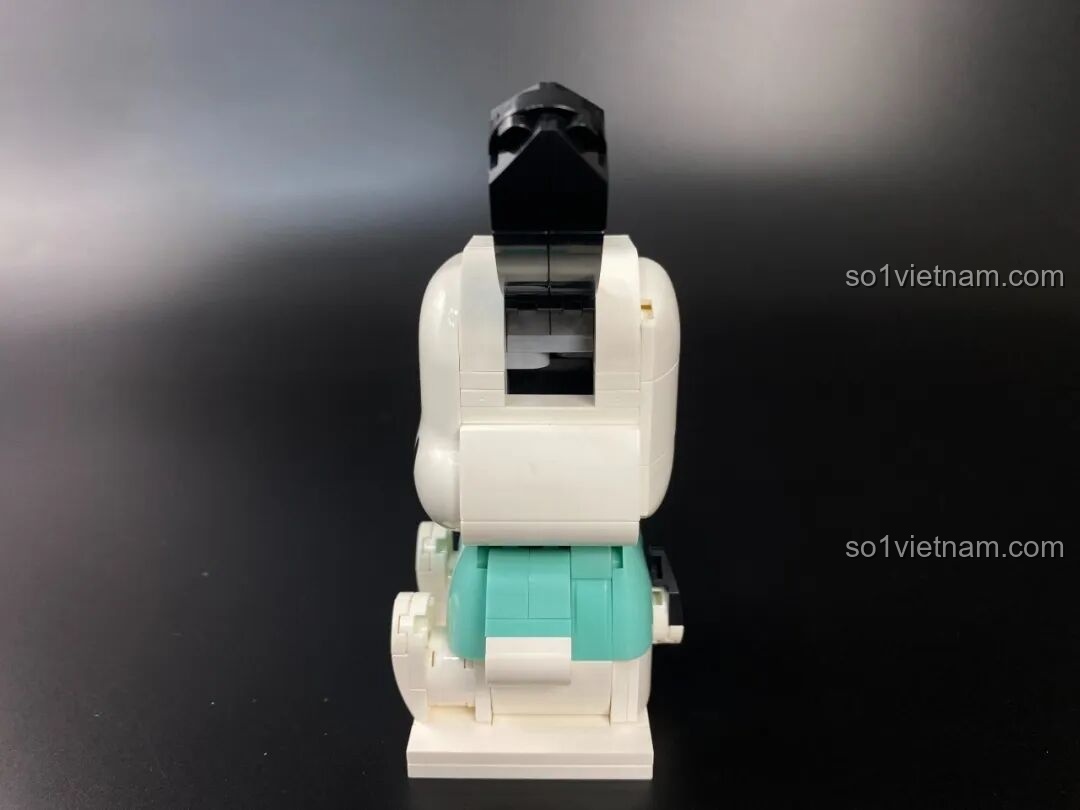 Mô hình Keeppley Pochacco KUPPY nhìn từ bên hông trái, thiết kế đối xứng.