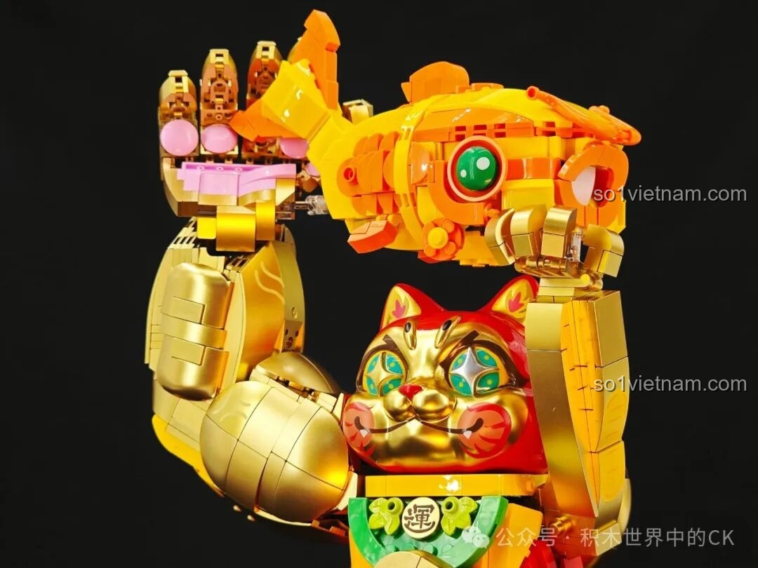 Toàn cảnh bộ lắp ráp Mèo Chiêu Tài TOP TOY TC1830 đặt trên bàn