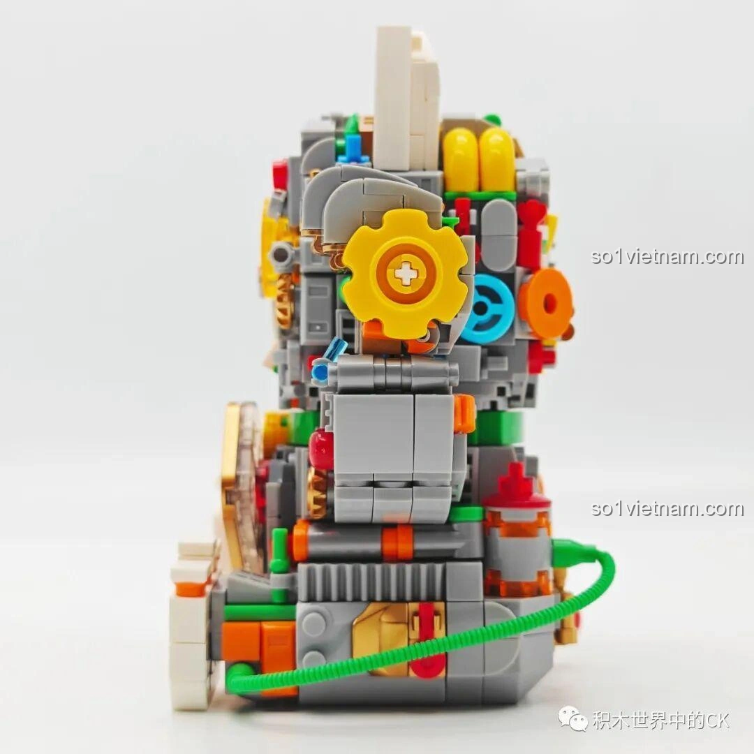 Cận cảnh phần cơ khí của Mèo Thần Tài Nửa Robot NiceBrick 200619 từ cạnh bên, với các chi tiết máy móc phức tạp, thể hiện sự tinh xảo của bộ lắp ghép.