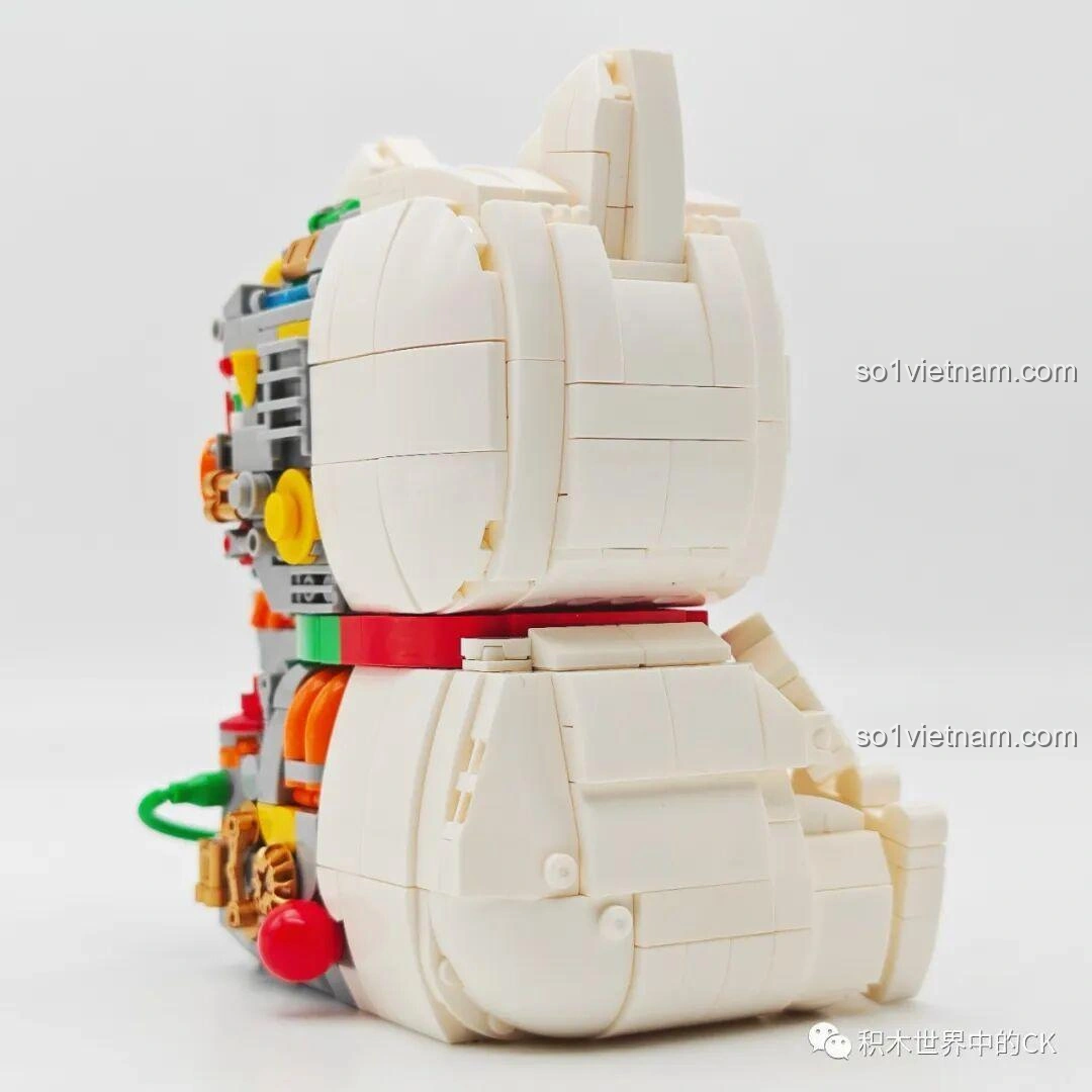 Cận cảnh phần thân mèo truyền thống của Mèo Thần Tài Nửa Robot NiceBrick 200619 từ cạnh bên, với các chi tiết đơn giản nhưng tinh tế, phù hợp cho bé trai 6 tuổi.