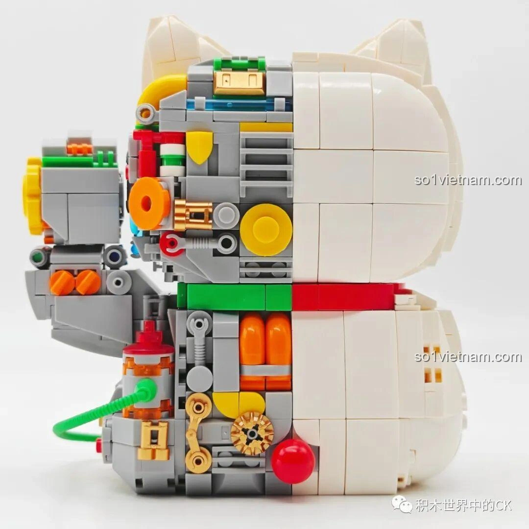 Mô hình Mèo Thần Tài Nửa Robot NiceBrick 200619 từ góc chéo phía sau, làm nổi bật sự đối lập giữa hai phong cách thiết kế, tạo điểm nhấn độc đáo.