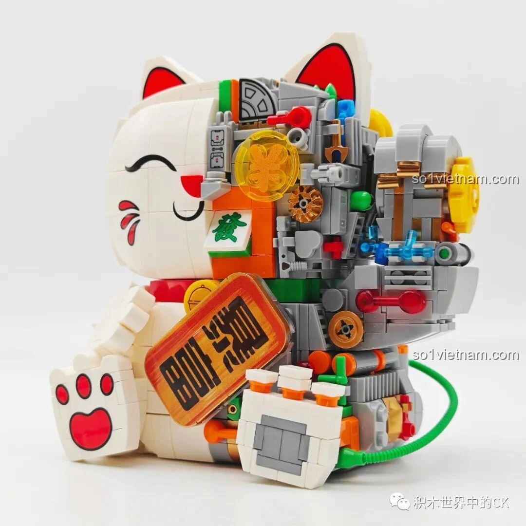 Mô hình Mèo Thần Tài Nửa Robot NiceBrick 200619 hoàn chỉnh từ góc chéo, khoe trọn vẻ đẹp của cả phần mèo truyền thống và chi tiết cơ khí.