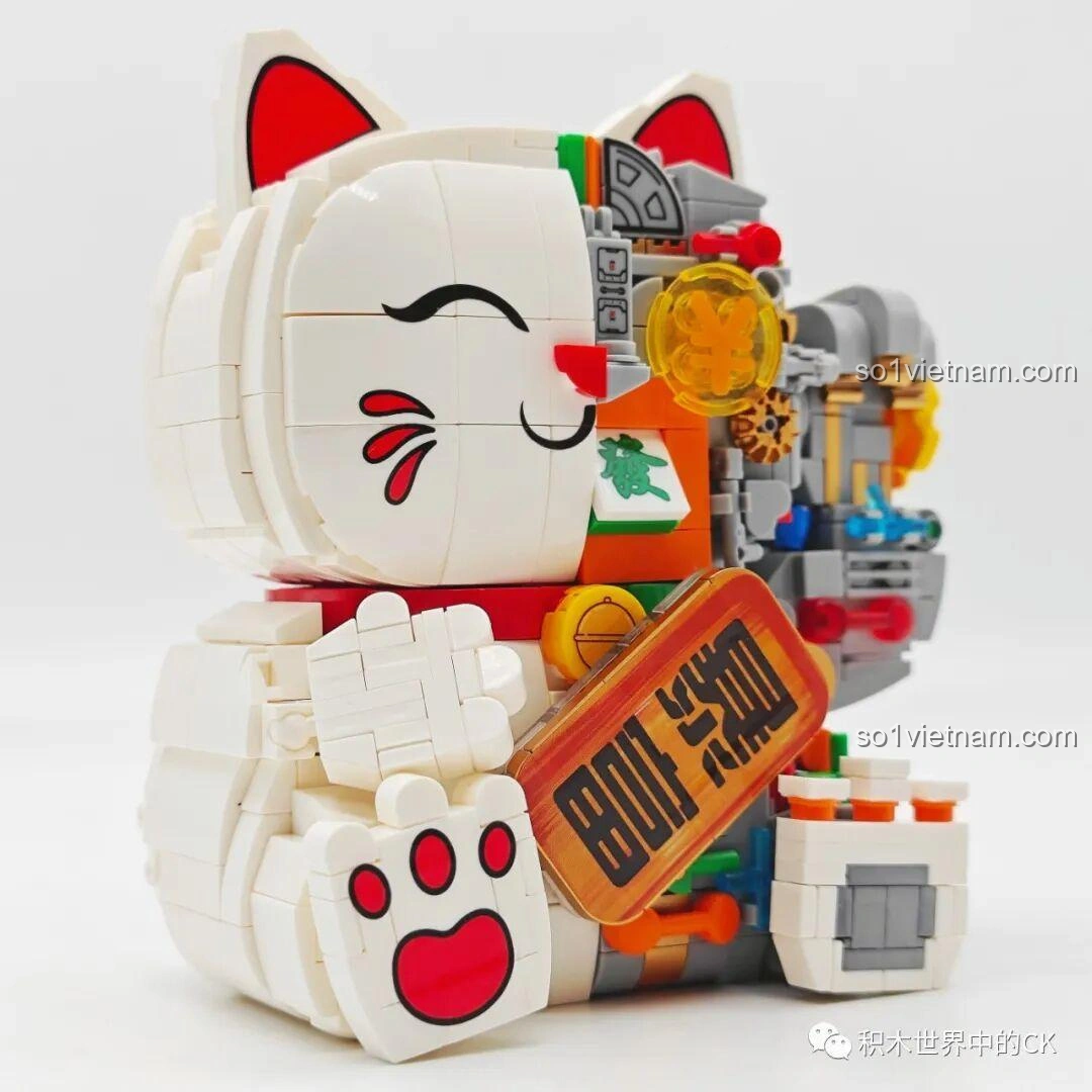 Mô hình Mèo Thần Tài Nửa Robot NiceBrick 200619 hoàn chỉnh từ góc nghiêng đẹp, khoe trọn sự hài hòa giữa hai phong cách, là món đồ chơi trưng bày lý tưởng.