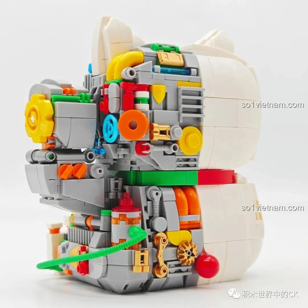 Góc nhìn từ phía sau phần cơ khí của Mèo Thần Tài Nửa Robot NiceBrick 200619, cho thấy sự sắp xếp logic và màu sắc đa dạng của các mảnh ghép.