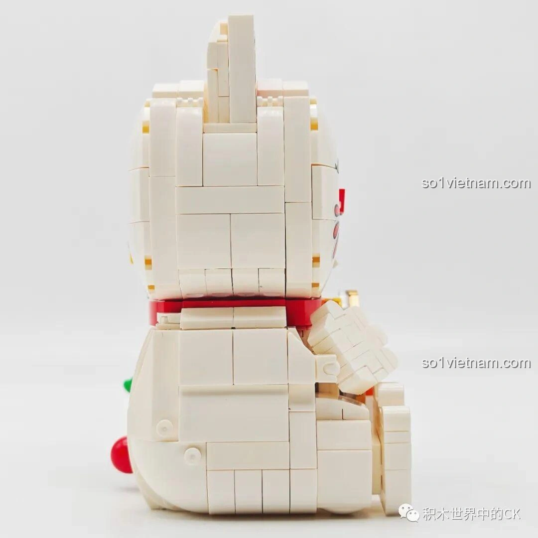 Góc nhìn từ phía sau phần thân mèo truyền thống của Mèo Thần Tài Nửa Robot NiceBrick 200619, thể hiện sự liền mạch và hoàn thiện của mô hình.