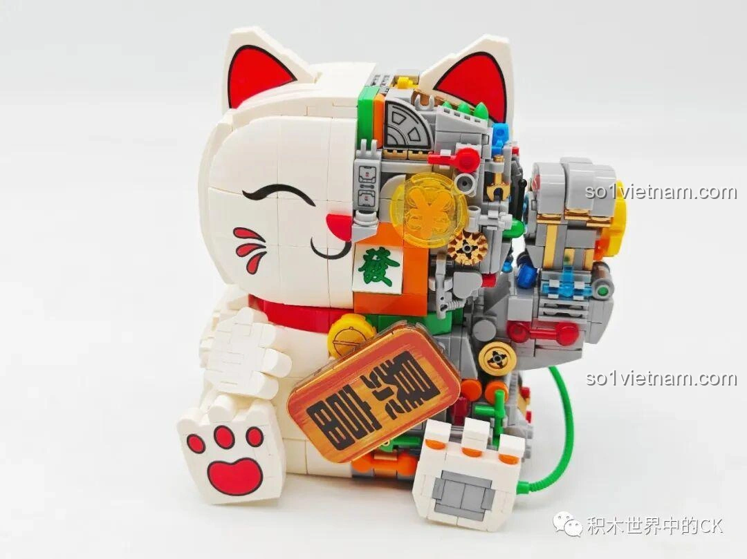 Thành phẩm Mèo Thần Tài Nửa Robot NiceBrick 200619 nhìn trực diện, thể hiện rõ thiết kế bán cơ khí độc đáo, thu hút mọi ánh nhìn.