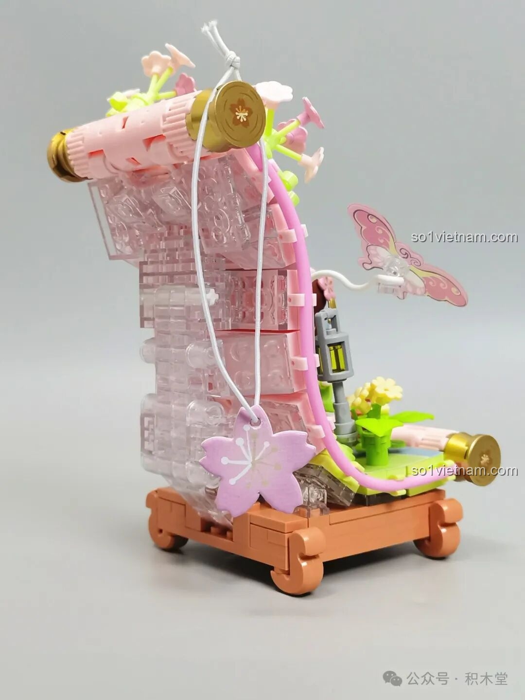 Mặt sau của mô hình Nanci Bức Tranh Cuộn Mùa Xuân với các chi tiết trong suốt và thẻ hương.