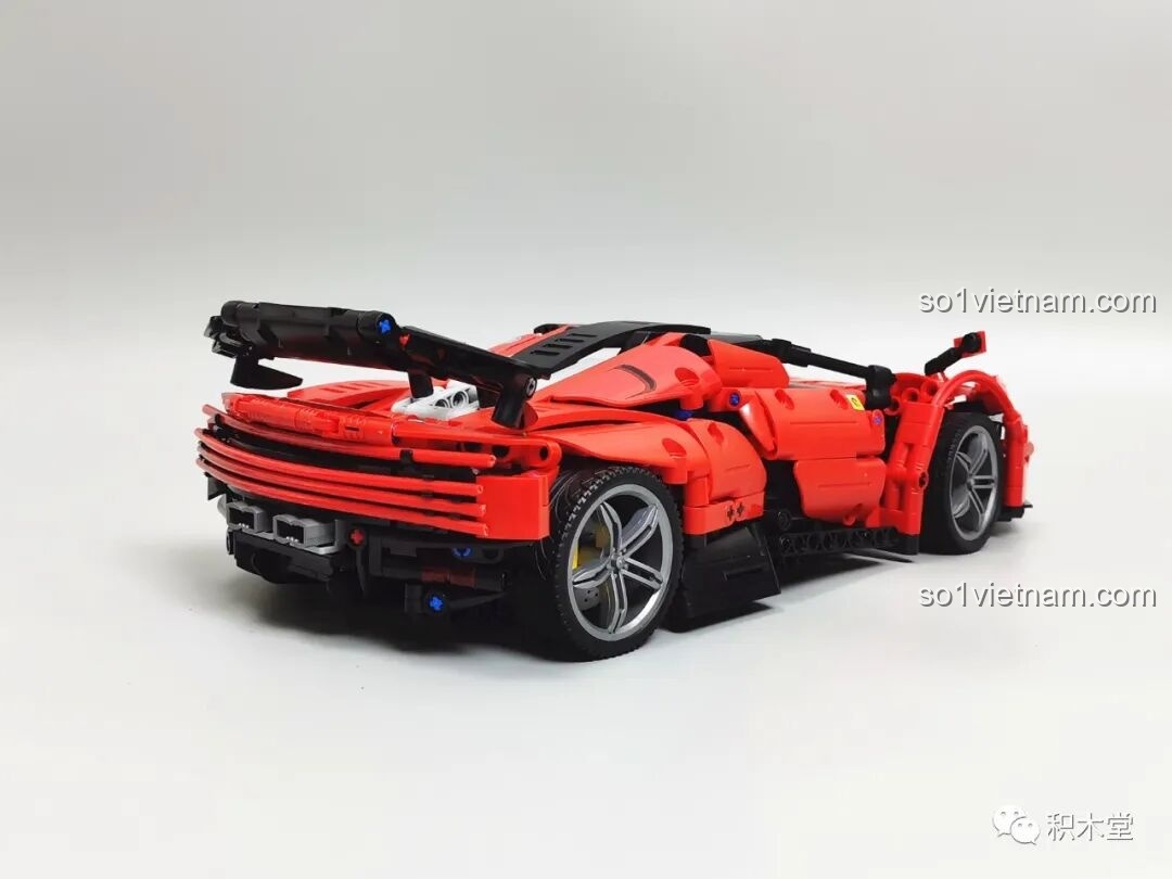 Một góc nhìn chéo khác từ phía sau của mô hình Panlos Brick 673006, làm nổi bật vòm bánh xe sau.