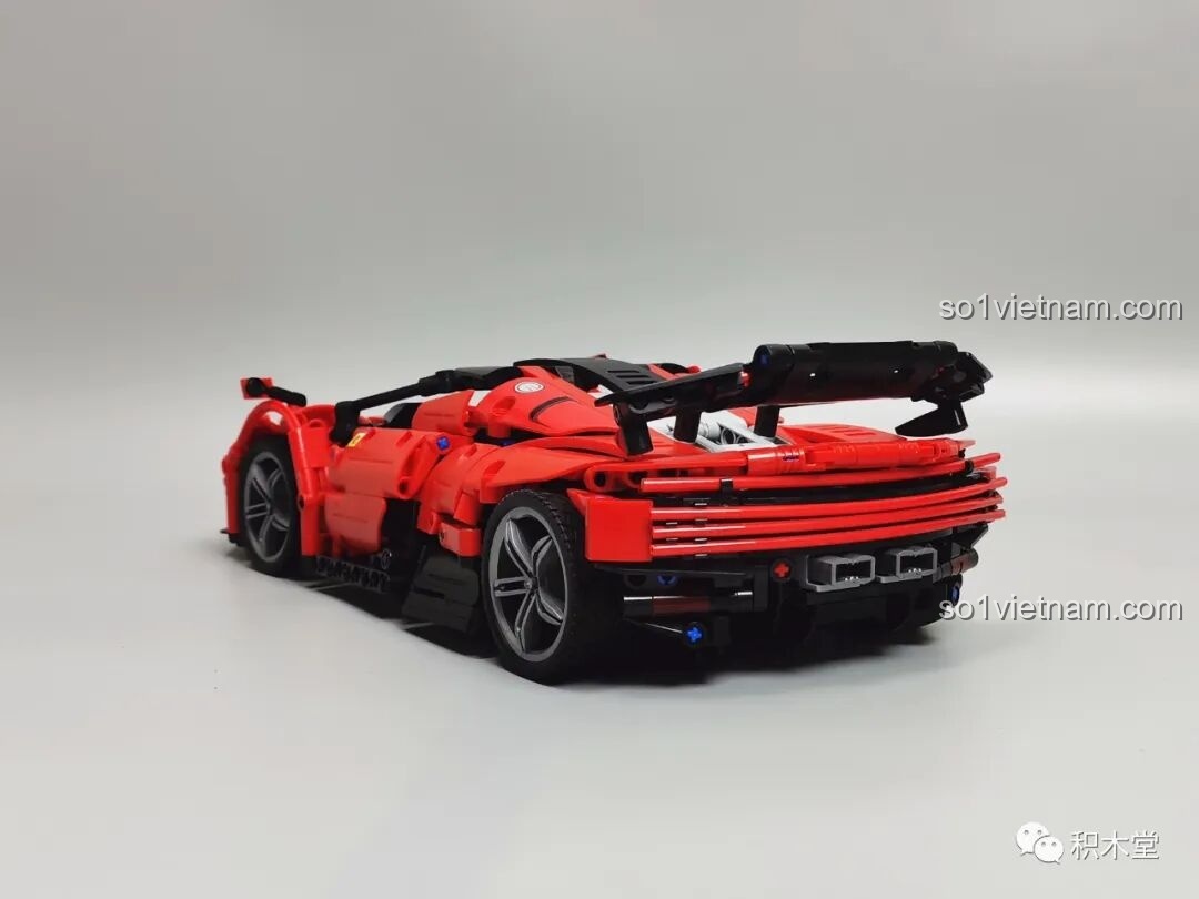 Thành phẩm mô hình Panlos Brick 673006 nhìn từ góc chéo phía sau, nổi bật với cánh gió và đuôi xe.