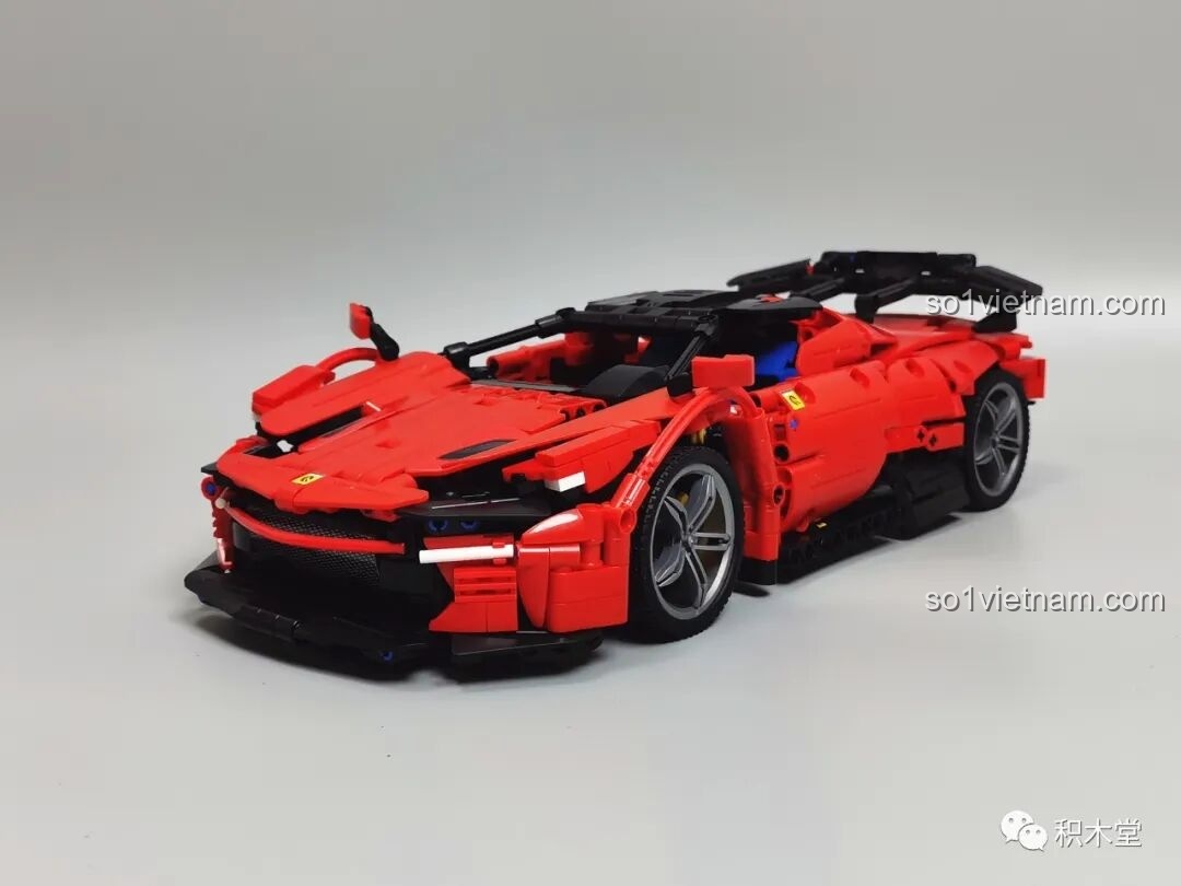 Thành phẩm mô hình Panlos Brick 673006 nhìn từ góc chéo phía trước, thể hiện các đường nét thiết kế phức tạp.