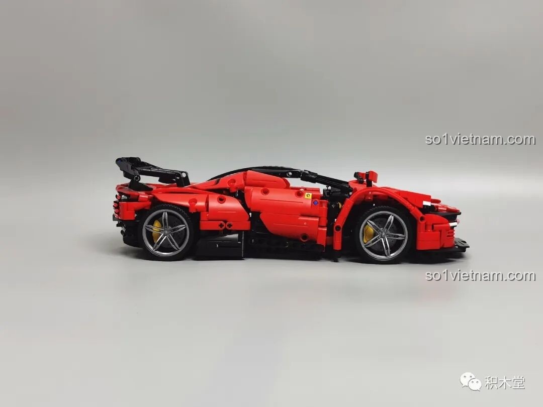 Thành phẩm mô hình Panlos Brick 673006 nhìn từ bên hông trái, đối xứng hoàn hảo với bên phải.