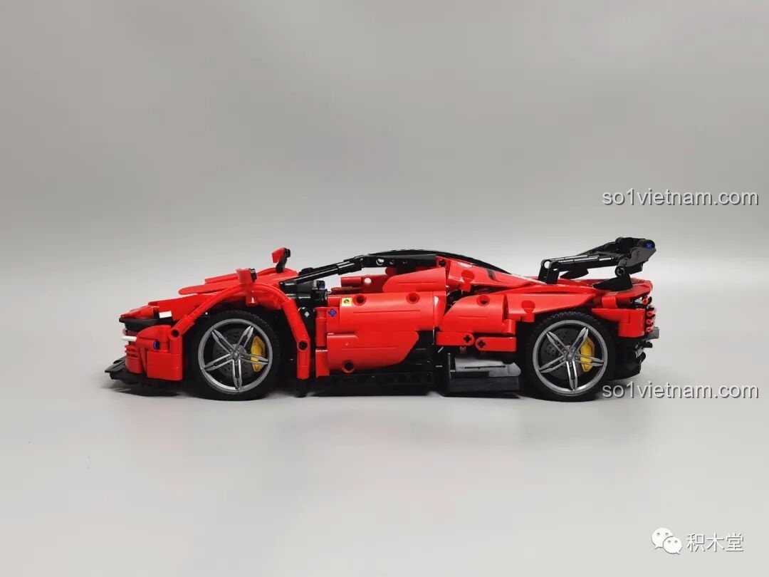 Thành phẩm mô hình Panlos Brick 673006 nhìn từ bên hông, cho thấy tỷ lệ cân đối và chiều dài của xe.