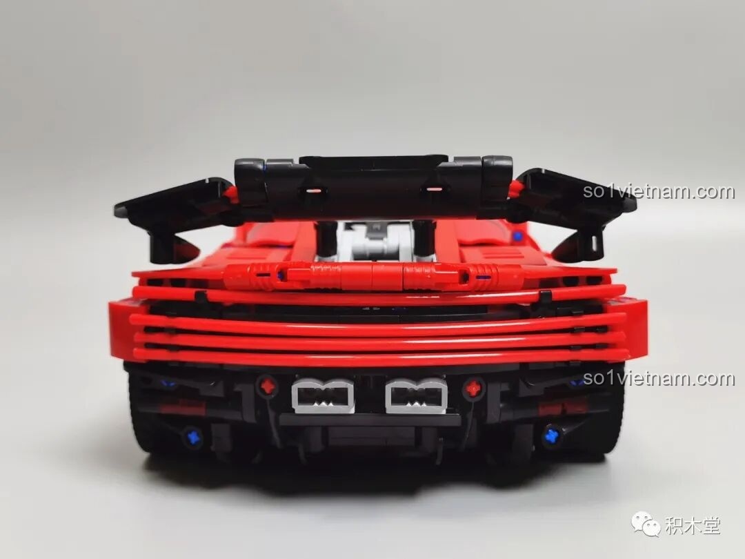 Thành phẩm mô hình Panlos Brick 673006 nhìn từ phía sau, với cụm ống xả kép và dải đèn hậu độc đáo.